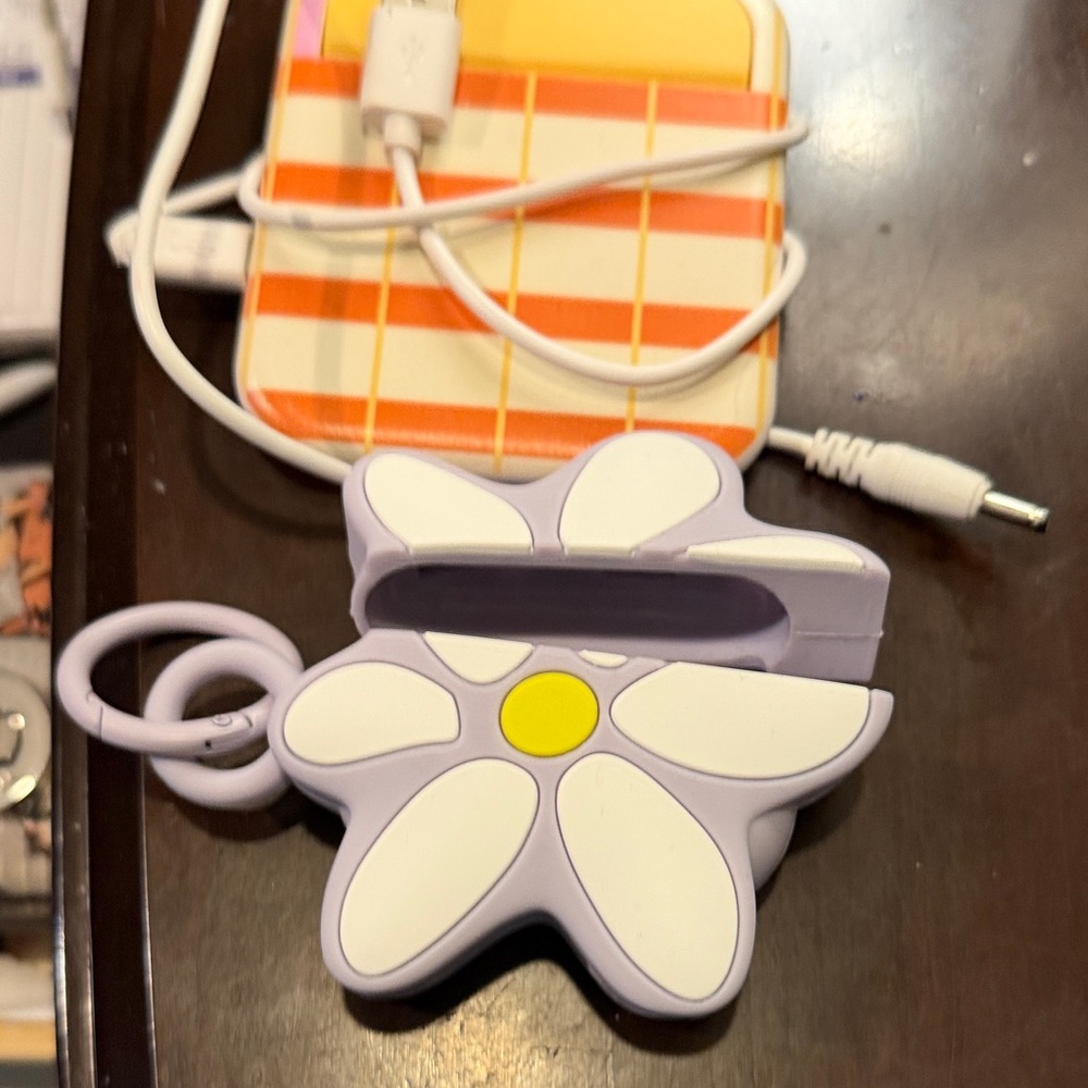 Purple Daisy Silicone AirPods/True Wireless Case with Keyring